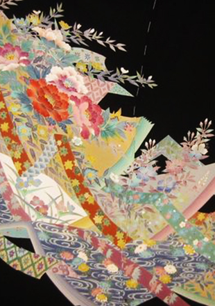 毎田仁郎先生の晩年の作品 ブル-系の澄んだ色調が沢山使われ上品で美しく、繊細な仕上がり。
